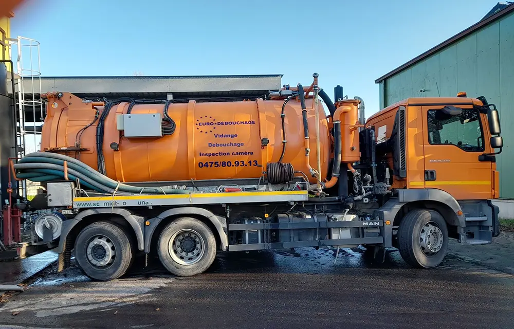 Véhicule de vidange de fosse septique